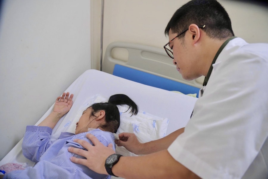 Đau đầu, tê tay tưởng bệnh cũ tái phát – không ngờ u tủy cổ suýt liệt tứ chi