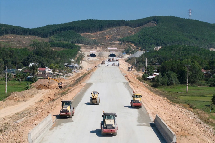 Dự án đầu tư xây dựng công trình đường bộ cao tốc đoạn Quảng Ngãi - Hoài Nhơn: Quyết tâm vượt “chướng ngại vật” để về đích