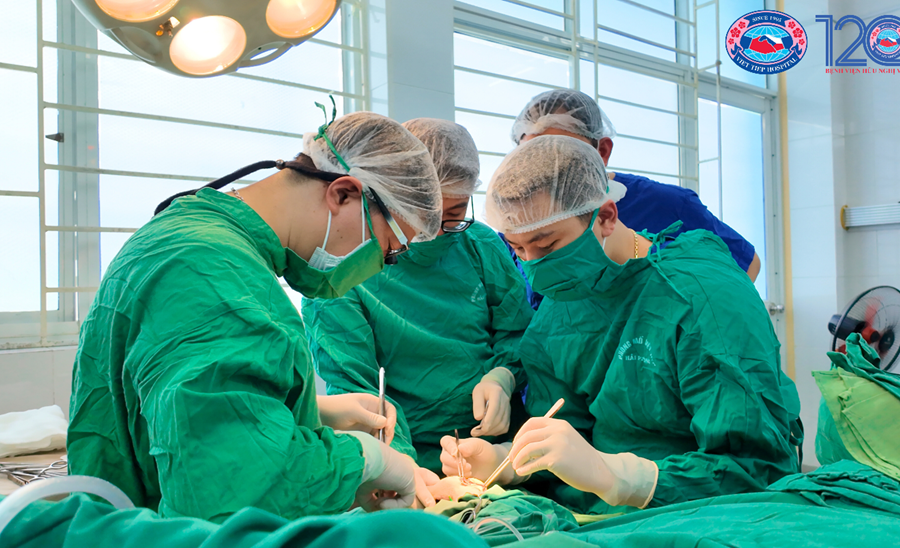 10 giờ phẫu thuật nối bàn tay trái đứt rời cho nữ bệnh nhân