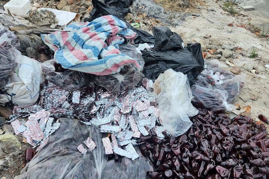 Công an, Sở Y tế vào cuộc vụ thuốc tây bị vứt bỏ bên lề đường ở Đà Nẵng