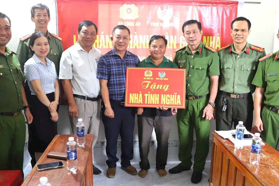 Công an Đắk Nông khánh thành và bàn giao nhà tình nghĩa cho gia đình có hoàn cảnh khó khăn