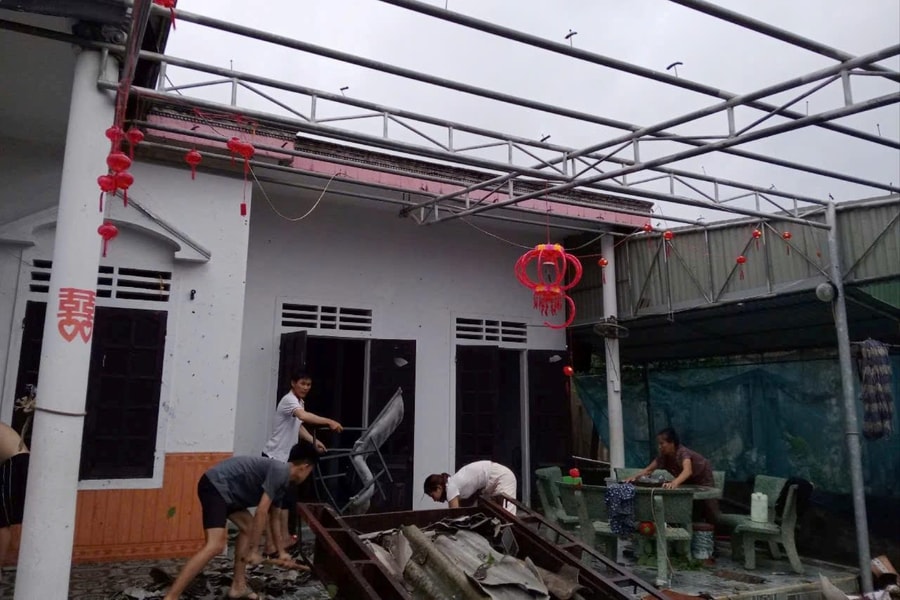 Lốc xoáy làm nhiều nhà dân ở Hà Tĩnh bị hư hỏng