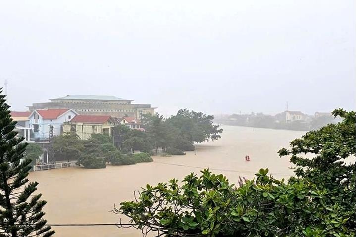 Quảng Bình: Mưa lớn gây ảnh hưởng nghiêm trọng đập hồ chứa nước