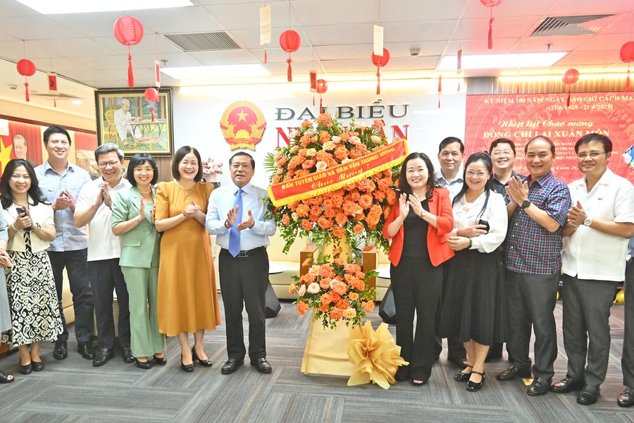 Phó Trưởng ban Thường trực Ban Tuyên giáo và Dân vận Trung ương Lại Xuân Môn thăm, chúc mừng Báo Đại biểu Nhân dân