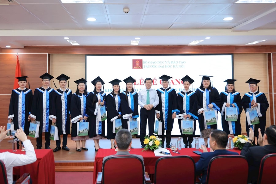 Bế giảng Khóa đào tạo tiếng Việt ngắn hạn dành cho cán bộ Ban Thư ký Quốc hội Lào