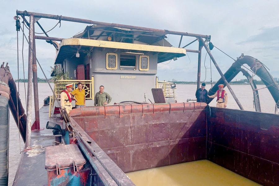 Cảnh sát giao thông bắt giữ phương tiện thủy khai thác cát trái phép trên sông Hồng