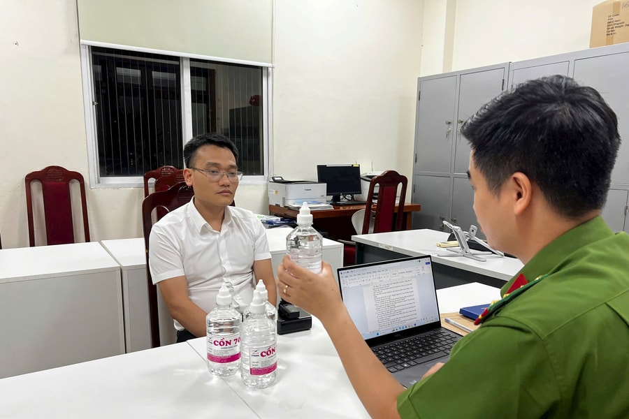 Một phó chủ tịch thị trấn ở Hà Nội bị bắt vì sản xuất cồn y tế giả