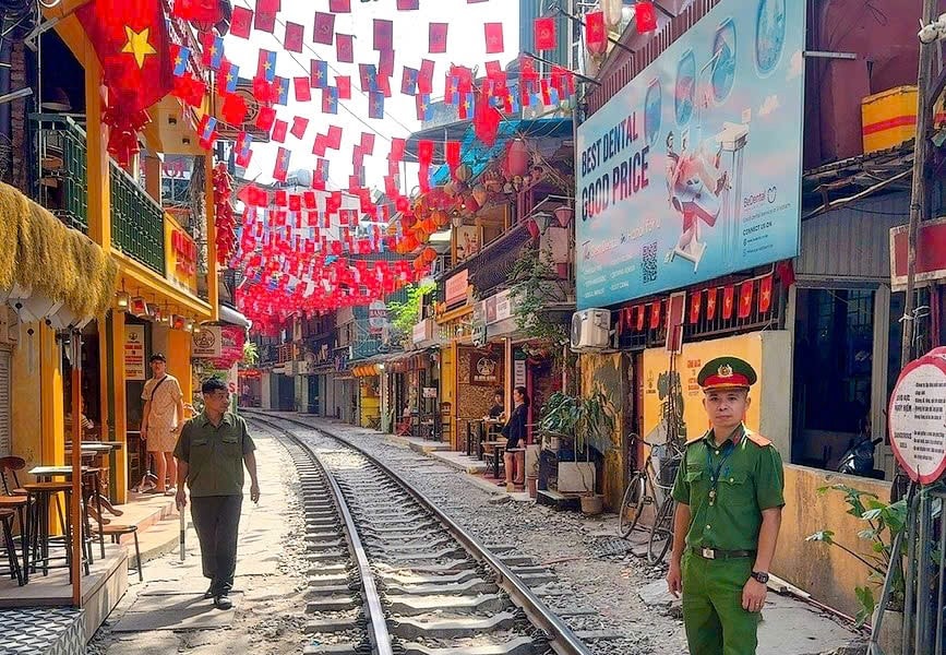 Hà Nội: Tiếp tục duy trì tuần tra, xử lý vi phạm tại “phố cà phê đường tàu”