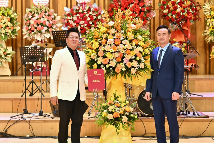 Công bố và trao quyết định Giám đốc Học viện Âm nhạc Quốc gia Việt Nam cho NSND Đỗ Quốc Hưng