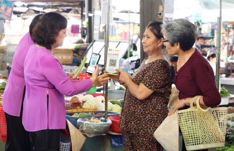 Ra mắt Sổ tay hướng dẫn chuyển đổi số tiểu thương chợ truyền thống