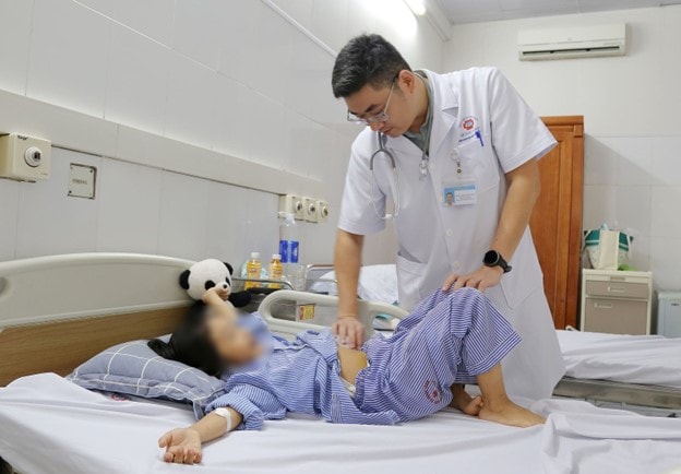 Bé gái 6 tuổi bị đau bụng, đi khám phát hiện u buồng trứng hiếm gặp