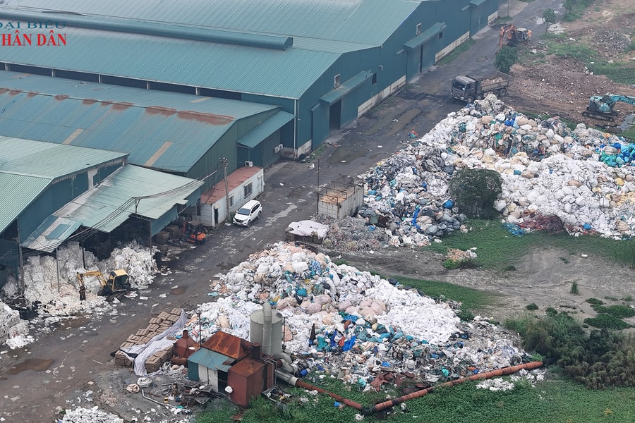 Sóc Sơn (Hà Nội): Môi trường sống bị ảnh hưởng bởi khu nhà xưởng sản xuất chì và rác thải, người dân mong chờ cơ quan chức năng có biện pháp xử lý