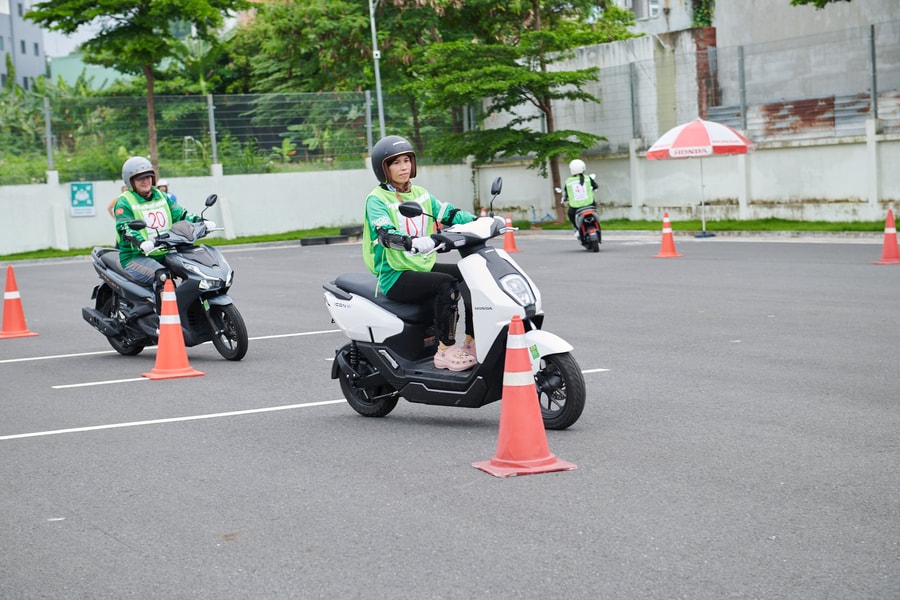 Nâng cao kỹ năng lái xe an toàn cho tài xế xe máy công nghệ ở Việt Nam