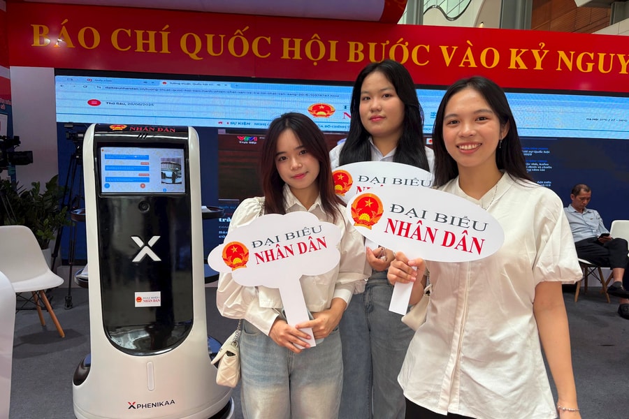 Robot Phenikaa-X thu hút đông đảo giới trẻ tại Hội báo toàn quốc năm 2025