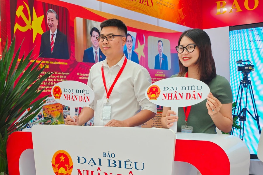 Giới trẻ hào hứng trải nghiệm các hoạt động tại gian trưng bày Báo chí Quốc hội