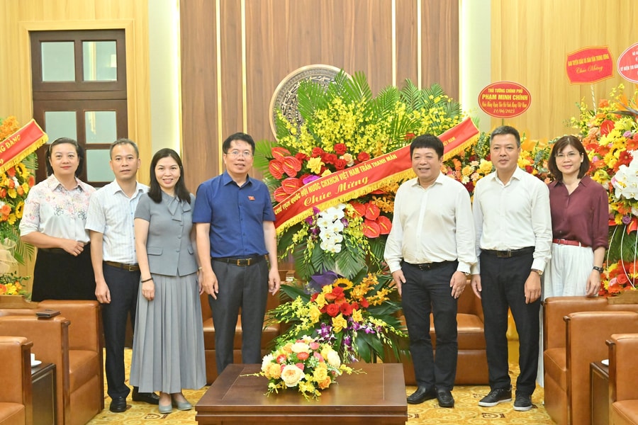 Phó Chủ nhiệm Văn phòng Quốc hội Nguyễn Văn Hiển thăm, chúc mừng Báo Nhân Dân