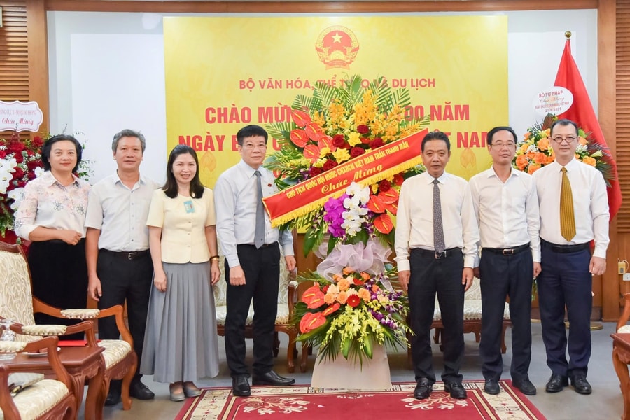 Phó Chủ nhiệm Văn phòng Quốc hội Phạm Đình Toản chúc mừng Bộ Văn hóa, Thể thao và Du lịch, Thông tấn xã Việt Nam