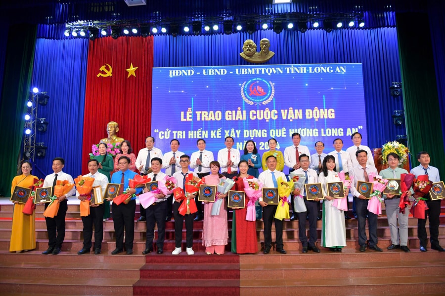 Mở rộng dân chủ, trân trọng trí tuệ Nhân dân