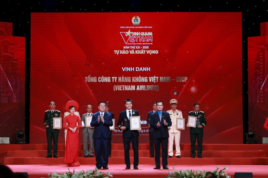 Vietnam Airlines được vinh danh tại chương trình Vinh quang Việt Nam 2025