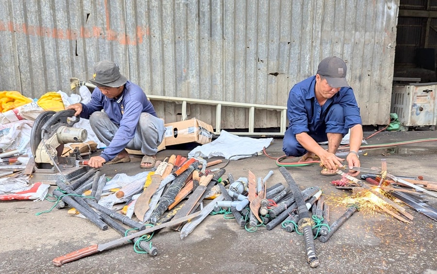 An Giang: Tiêu hủy hơn 1.500 công cụ hỗ trợ, vũ khí thô sơ
