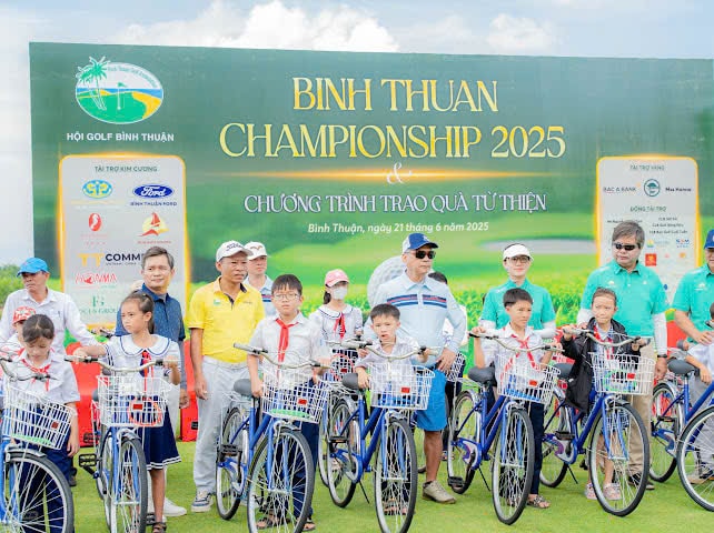 Bình Thuận: Trao nhiều phần quà ý nghĩa đến học sinh, người nghèo