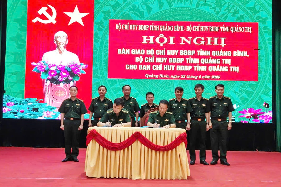 Ban Chỉ huy BĐBP tỉnh Quảng Trị (mới) tiếp nhận nhiệm vụ từ BĐBP tỉnh Quảng Bình và Quảng Trị