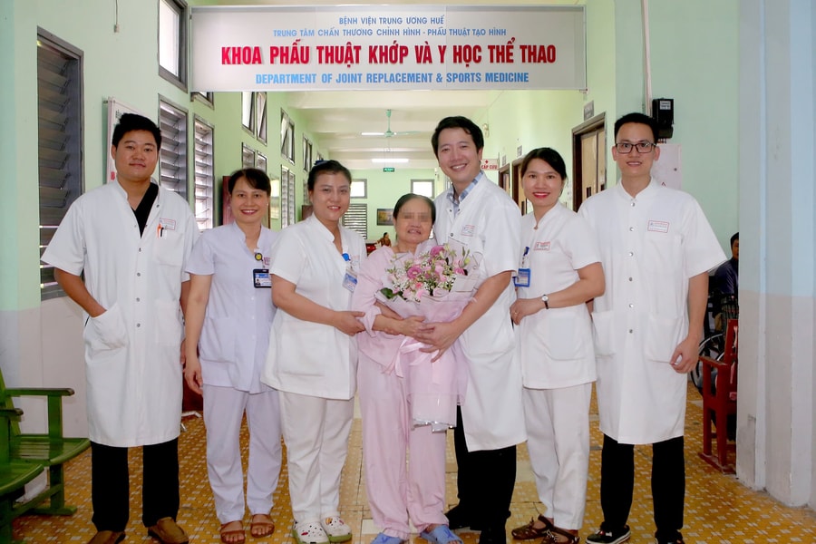 Bệnh viện Trung ương Huế phẫu thuật thay khớp háng và xương đùi thành công bằng Megaprosthesis