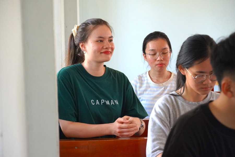 Thí sinh Quảng Bình rạng rỡ trong ngày làm thủ tục dự thi THPT 2025