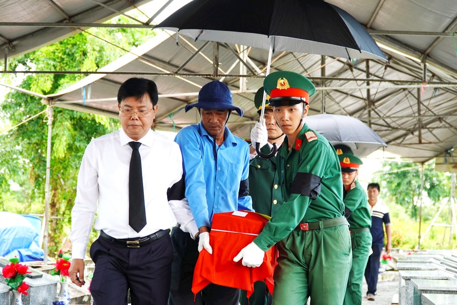 Kiên Giang: Truy điệu, an táng 32 hài cốt Liệt sĩ quân tình nguyện