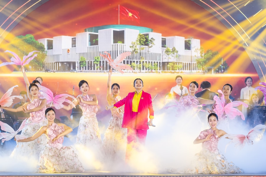 Ca sĩ, nhạc sĩ Hoàng Hồng Ngọc: Với những quyết sách của Quốc hội, đất nước ta sẽ có thêm nhiều mùa xuân tươi đẹp