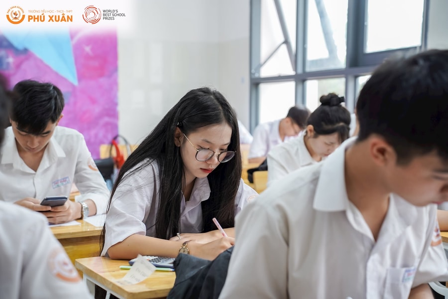 Phạt tiền việc “cưỡng ép học tập quá sức” theo Nghị định 282/2025/NĐ-CP: Liệu có khả thi?