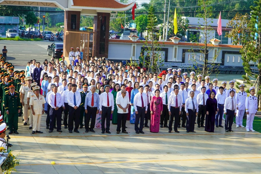 Bà Rịa – Vũng Tàu tưởng niệm các anh hùng liệt sĩ dịp kỷ niệm 34 năm thành lập tỉnh