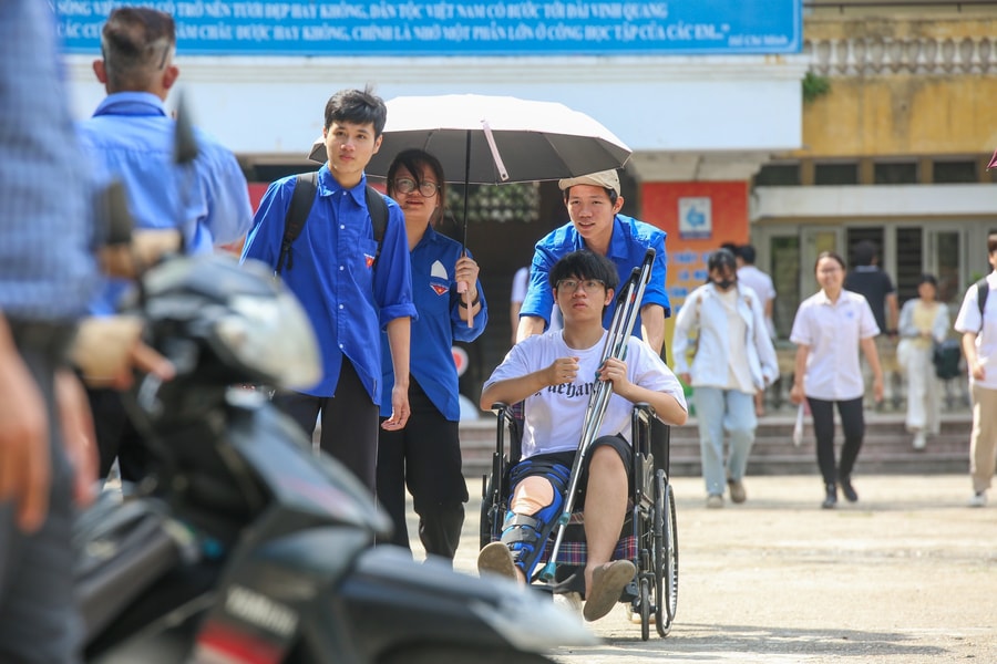 Không thể quên những "áo xanh" thầm lặng giúp sĩ tử vững bước vào phòng thi