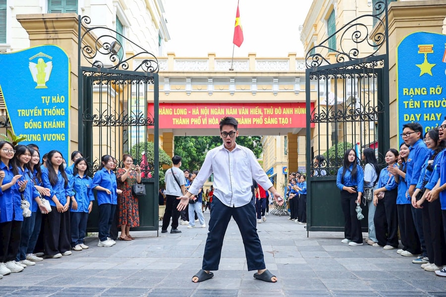 Sĩ tử "nhảy múa" tưng bừng khi kết thúc kỳ thi tốt nghiệp THPT năm 2025