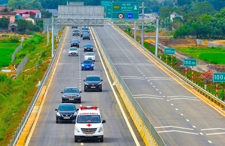 Xe cứu thương đang làm nhiệm vụ lùi xe trên đường cao tốc có bị phạt không?