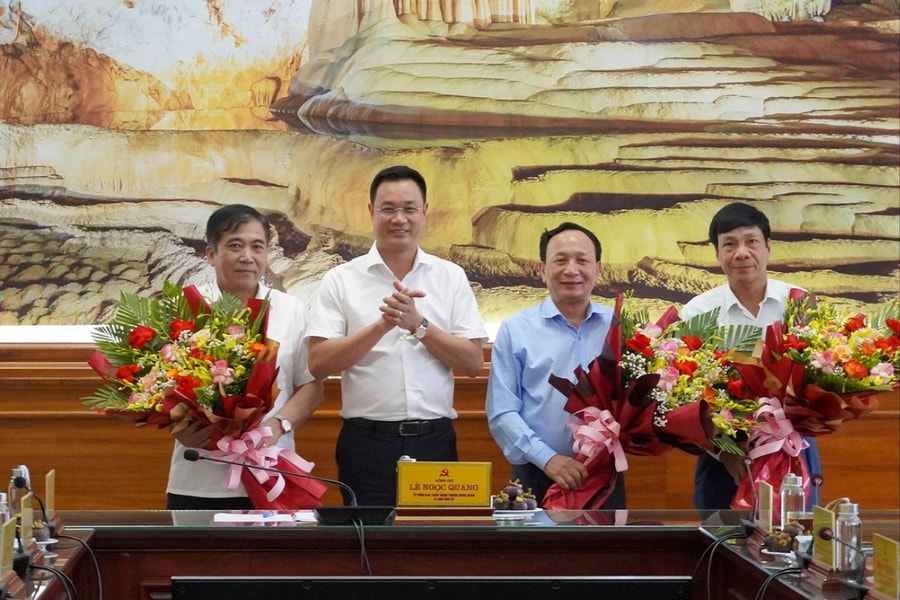 Quảng Bình: Phó Bí thư Thường trực Tỉnh ủy, Chủ tịch HĐND tỉnh và nhiều cán bộ chủ chốt nghỉ hưu