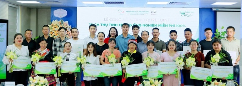 Niềm hạnh phúc của những cặp vợ chồng vượt hàng trăm km đi "tìm con"