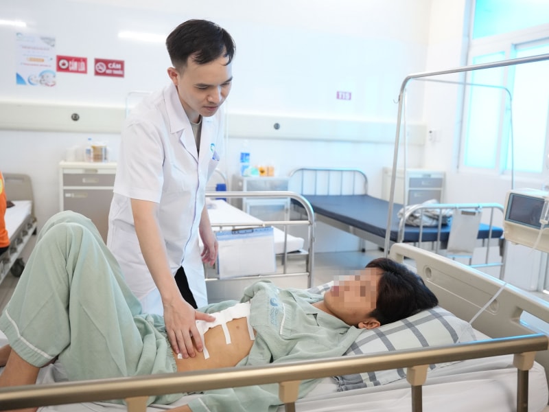 Cứu sống nam thanh niên 18 tuổi vỡ u gan nguy kịch