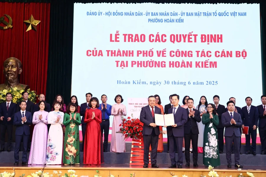 Chủ tịch UBND TP. Hà Nội trao các quyết định về công tác nhân sự tại phường Hoàn Kiếm và Cửa Nam