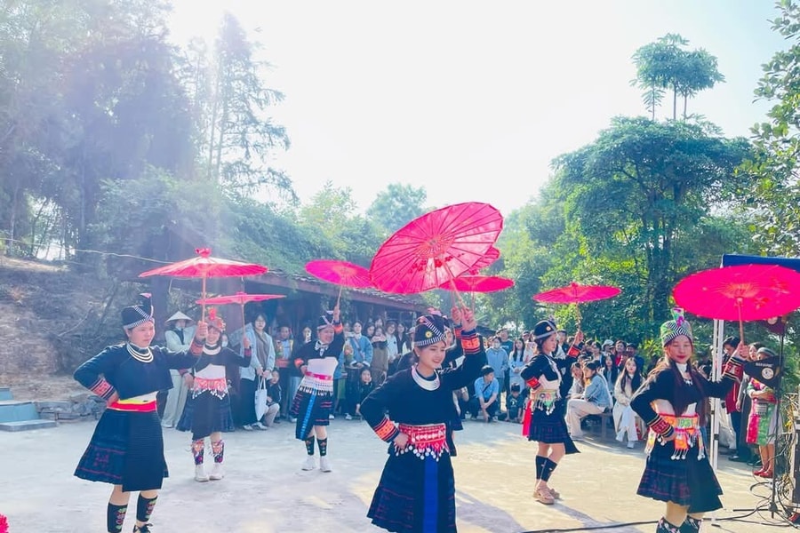 Trải nghiệm văn hóa truyền thống tại Làng Văn hóa - Du lịch các dân tộc Việt Nam