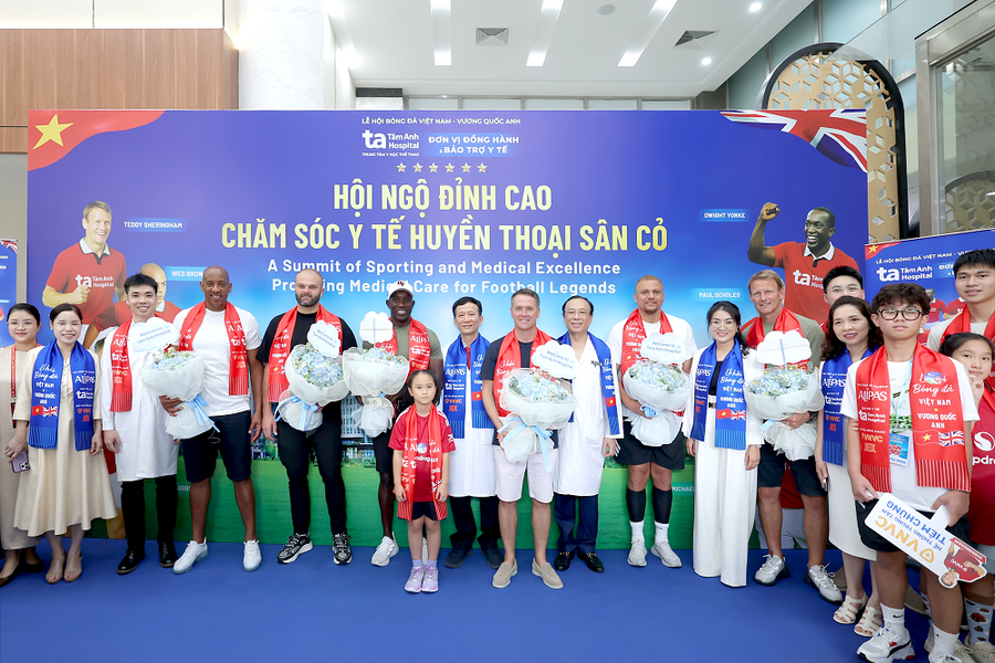 Y học thể thao Việt Nam vươn tầm quốc tế, gây ấn tượng đặc biệt với dàn huyền thoại Manchester Reds