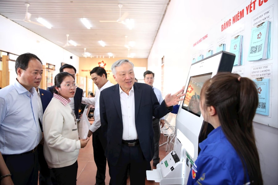 Phó Thủ tướng Thường trực Nguyễn Hòa Bình thăm, làm việc tại xã Đức Trọng, tỉnh Lâm Đồng