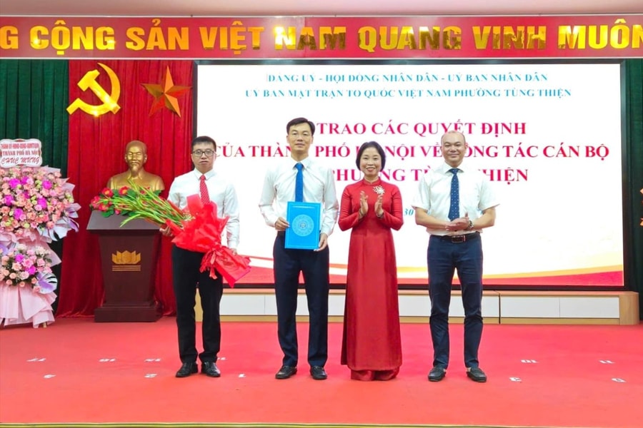 Phó Chủ tịch HĐND thành phố Hà Nội trao các quyết định về tổ chức, bộ máy tại xã Đoài Phương và các phường Tùng Thiện, Sơn Tây