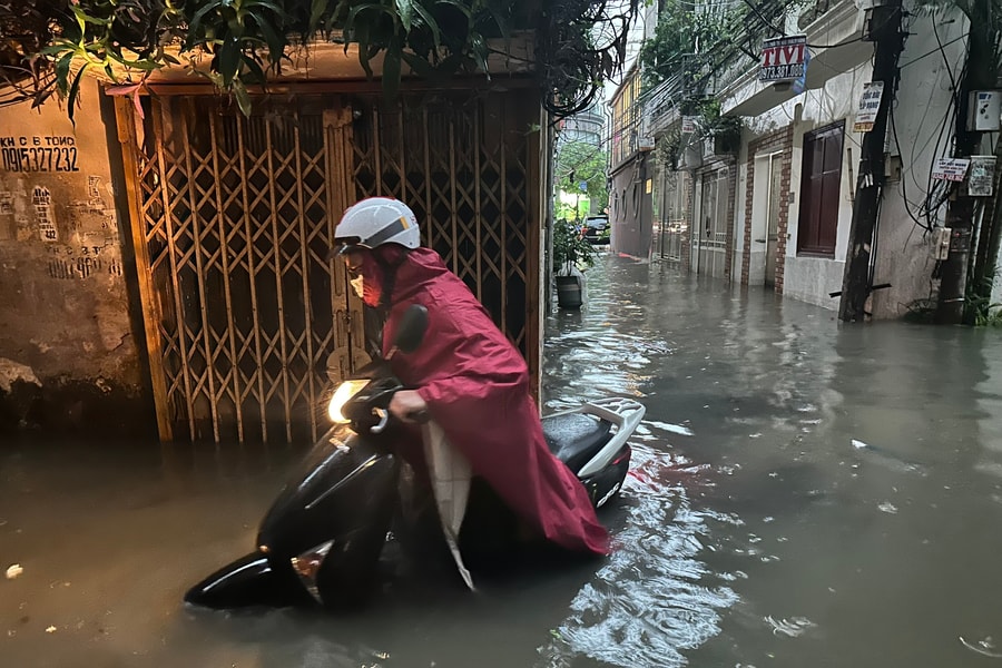 Hà Nội: Khu dân cư trong vùng dự án cống hóa “đắp chiếu” nhiều năm bị ngập sâu, người dân phải bơm nước ra khỏi nhà