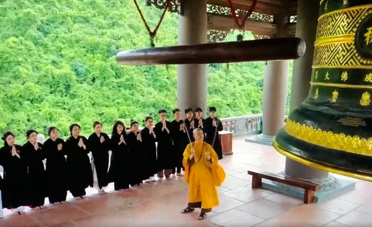 Đúng 6 giờ sáng ngày 1/7, các chùa trên toàn quốc cử chuông, trống cầu quốc thái dân an