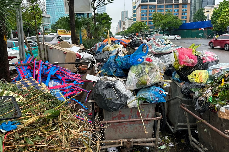 Phố Dương Đình Nghệ (Phường Yên Hoà, Hà Nội): Bao giờ hết cảnh tập kết rác tự phát gây ảnh hưởng môi trường sống?