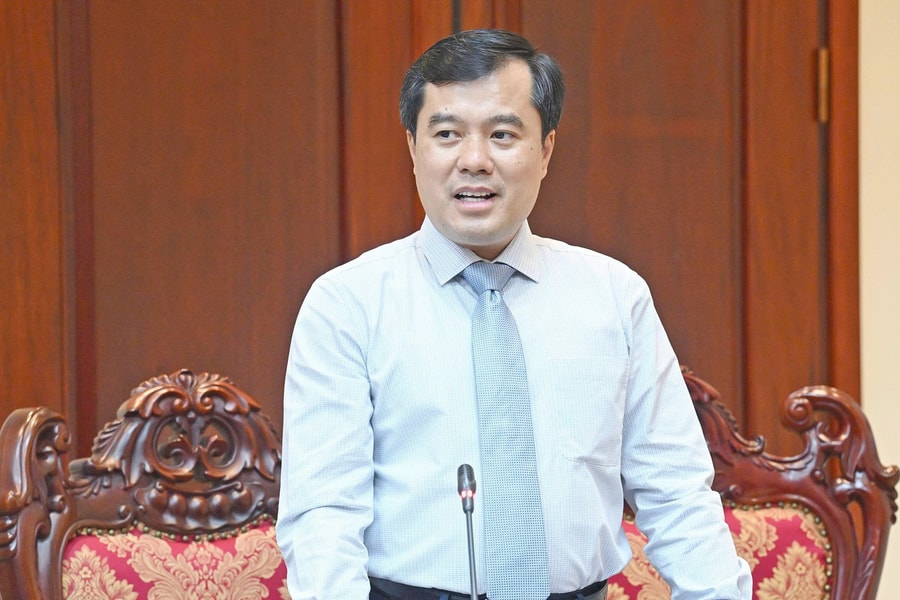 Phó Chủ nhiệm Văn phòng Quốc hội Nguyễn Mạnh Hùng trao quyết định nghỉ hưu đối với 2 công chức