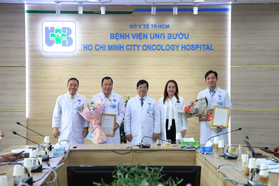 Khen thưởng hai bác sĩ cấp cứu kịp thời bé gái bị hạ canxi máu trên máy bay