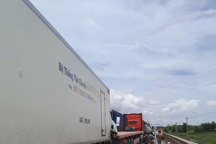 5 xe ô tô nối đuôi nhau va chạm trên đường tránh Đồng Hới