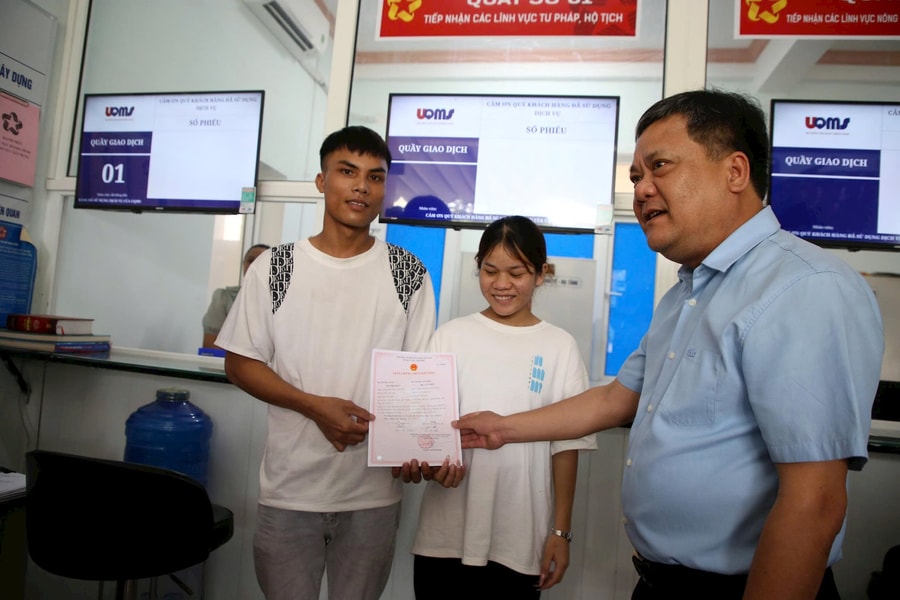 Chủ tịch tỉnh Quảng Trị tặng quà chúc phúc cặp đôi người Vân Kiều tại điểm đăng ký kết hôn